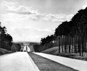 Auf dem Bild ist ein Abschnitt der Reichsautobahnstrecke im bewaldeten Mittelgebirge zu sehen.