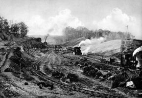 Das schwarzweiß Foto zeigt die ansicht einer typischen Erdbaustelle beim Autobahnbau. 